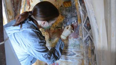 Restavratorka med delom (KM)