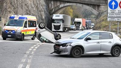 Avtomobil znamke Peugeot je prevrnil avto znamke Smart (v ozadju)