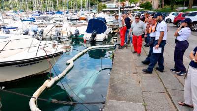 Daewoo matiz je vzvratno padel v morje (LUCA TEDESCHI/FOTODAMJ@N)