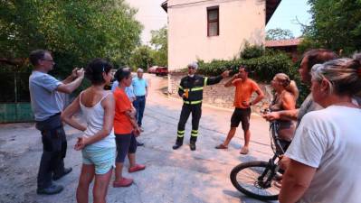 Gasilci med pogovorom s prebivalci Medjevasi