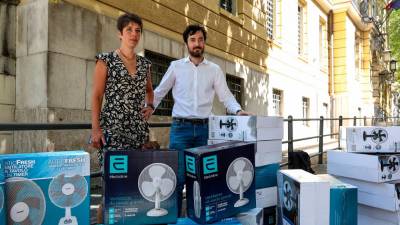 Giulia Massolino in Riccardo Laterza sta tržaškemu zavodu za prestajanje kazni podarila 25 ventilatorjev (LUCA TEDESCHI/FOTODAMJ@N)