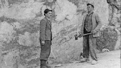 Anton Zenič (desno) in direktor podjetja Marmor Hotavlje Alojz Štremfelj