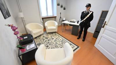 Soba se nahaja v pritličju pokrajinskega poveljstva karabinjerjev v Istrski ulici