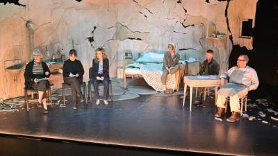 Na prvi tiskovni konferenci v letu 2026 so predstavili novo domačo produkcijo Slovenskega stalnega gledališča <i>Na drugi strani</i>