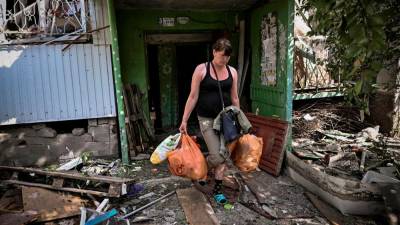 Domačinka zapušča svoj dom v vzhodni pokrajini Donbas (ANSA)
