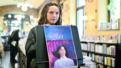 Režiserka Ester Ivakič med tržaško predstavitvijo celovečernega filma Ida, <i>ki je pela tako grdo, da so še mrtvi vstali od mrtvih in zapeli z njo</i> (FOTODAMJ@N)