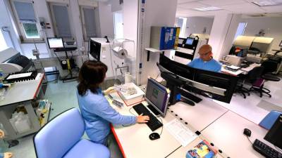 V Trstu in Gorici se zdravstvenim delavcem obetajo nižje plače