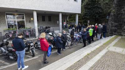 Ljudje čakajo za glasovanje na generalnem konzulatu v Trstu (FOTODAMJ@N)