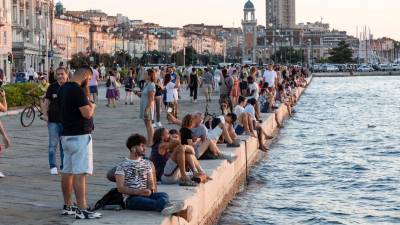 Trst obiskujejo vse bolj številni turisti (ARHIV)