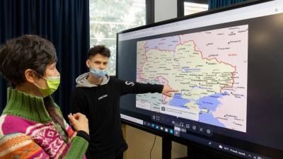 Mlad Ukrajinec je na liceju Prešeren pokazal, od kod prihaja: iz Mikolajiva (Nikolajeva), kamor je v teh dneh prispela humanitarna pomoč tržaške občine