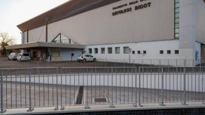 Z deli za postavitev novega parketa v dvorani PalaBigot bodo morali pohiteti