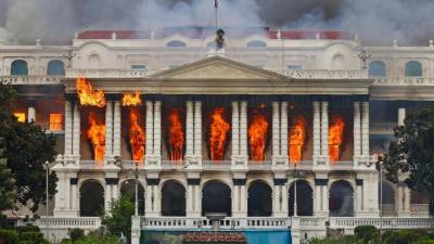 Mladi protestniki so v parlamentu zanetili požar (ANSA)