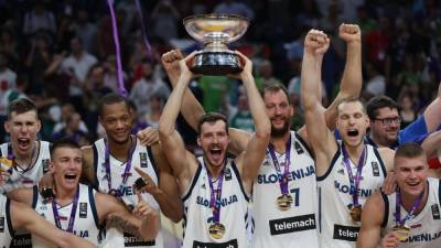 Slovenski košarkarji se veselijo evropskega naslova 2017 (ARHIV)