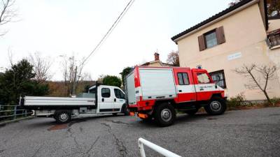 Tovorno vozilo, ki se je zagozdilo v Ul. Moreri 83, so naposled prepeljali v Ul. Molini (FOTODAMJ@N)