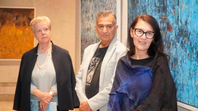 Na odprtju Umetnik Azad Karim s kritičarko Anamarijo Stibilj Šajn in Franko Žgavec (MAREGA/TIBALDI)