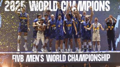 Italijanski odbojkarji na zmagovalnem odru. (ANSA/ROLEX DELA PENA)