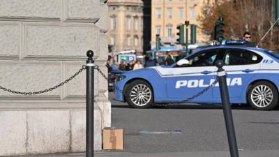 Policisti v Ulici Carducci, kjer so našli sumljiv paket (FOTODAMJ@N)