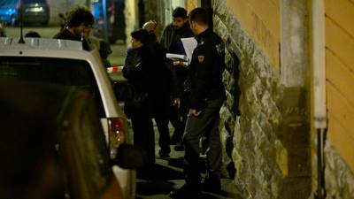 Preiskovalci pred stavbo v Ulici Machlig pri sv. Aljoziju,kjer so v četrtek popoldne odkrili truplo (FOTODAMJ@N)