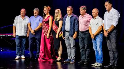 Nova kraljica terana (tretja z leve) je Ana Sodnik iz Sel na Krasu (ANA ROJC/PRIMORSKE NOVICE)