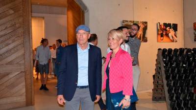 Igor Simčič in ministrica Aleksandra Pivec v novi kleti Medot (KM)