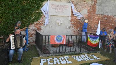 Na harmoniko je za mirovnike na openskem strelišču zaigral Aleksander Ipavec