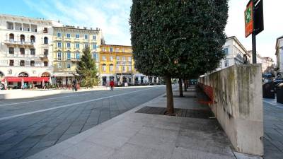 Eden od osrednjih posegov bo odstranitev nizkega zidka, ki zdaj ločuje cestišče in trg (FOTODAMJ@N)