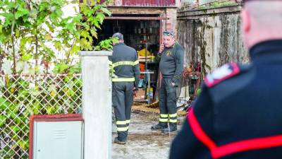 Preiskovalci pred hišo Vita Mezzalire v Zdravščinah (TIBALDI)