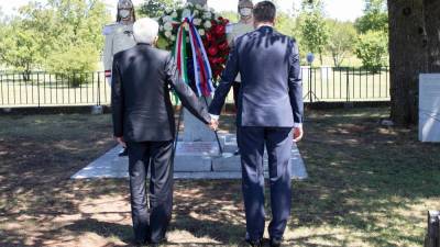 Predsednika Mattarella in Pahor pred spomenikom bazoviških junakov (URAD PREDSEDNIKA REPUBLIKE)