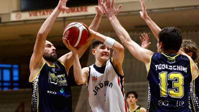 Mladi Jadranov adut Igor Stjepanović v primežu obrambe Bottanuca (TEDESCHI/FOTODAMJ@N)