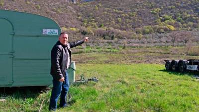 Fabio Steffe, predsednik Lovske družine Rižana, ki je koordiniral reševalno akcijo, kaže prizorišče reševanja (DANIJEL CEK/PRIMORSKE NOVICE)