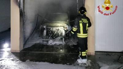 Požar je uničil avtomobil v garaži stanovanjskega bloka v Marianu