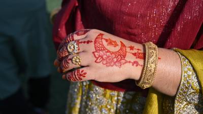 Ženske in dekleta si ob bajramu, prazniku ob koncu ramazana, s heno okrasijo zapestja