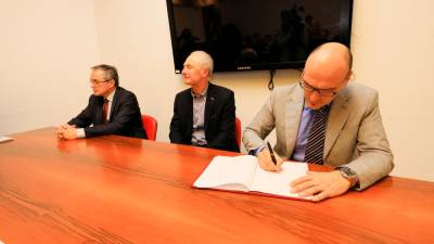 Sporazum so danes podpisali (z desne) Igor Giacomini, Branko Jazbec in Elido Bandelj (FOTODAMJ@N)
