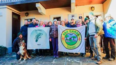 Po čiščenju so se zadovoljni udeleženci čistilne nedeljske akcije družili pri banovskih jusarjih