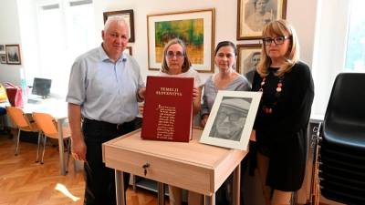 Na željo Borisa Pahorja so prejšnje dni v Pahorjevo knjižnico na Prosek prenesli vitrino z monumentalnim delom <i>Temelji slovenstva</i> ter pisalni stroj (FOTODAMJ@N)
