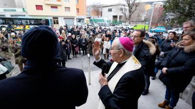 Nadškof Crepaldi nagovarja večjo množico domačinov, ki so se zbrali na trgu (FOTODAMJ@N)