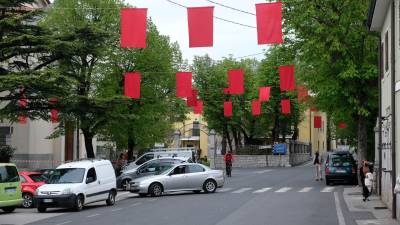 Na Krasu in v Bregu velja tradicija razobešanja rdečih zastav dela na predvečer prvega maja