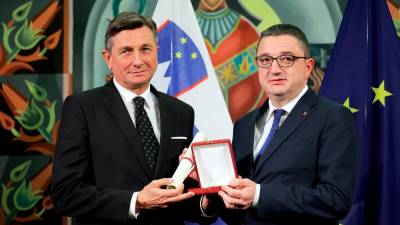 Predsedniku Borutu Pahorju je nagrado izročil predsednik Pokrajine Trento Maurizio Fugatti (FACEBOOK)