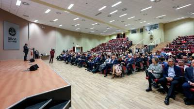 V veliko dvorano visoke šole so ob odprtju študijskega leta povabili tudi osebje, študente in lokalne politike (FOTODAMJ@N)