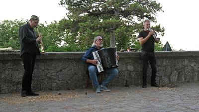 Trio Etnoploč sestavljajo (z leve) Piero Purich, Aleksander Ipavec in Matej Špacapan