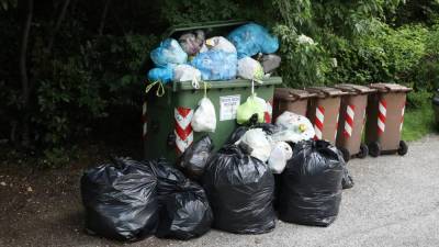 Odpadki, ki čakajo na odvoz (BUMBACA)