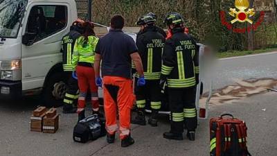 Sedemnajstletni voznik apeja je ostal ukleščen v vozilu in so ga morali iz njega izvleči gasilci