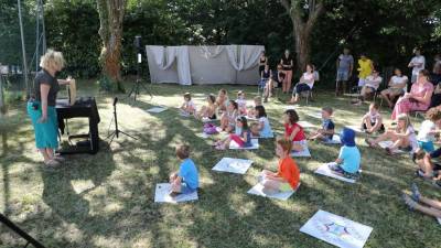 Otroci so pozorno sledili kamišibajkarjem (BUMBACA)