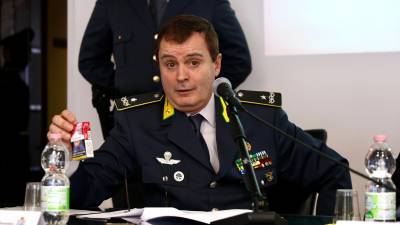 Poveljnik tržaške finančne policije Stefano Commentucci z zavojem ponarejenih cigaret