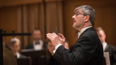 Dirigent in zborovodja Marko Ozbič med februarskim nastopom v ljubljanski filharmoniji (DARJA ŠTRAVS TISU)