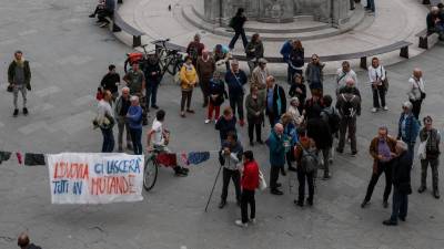 Delo svetniškega odbora je spremljal protest sedemdeseterice članov odbora No Ovovia