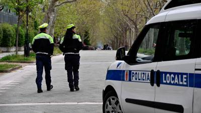 Lokalna policistka in lokalni policist v Drevoredu Gessi (FOTODAMJ@N)