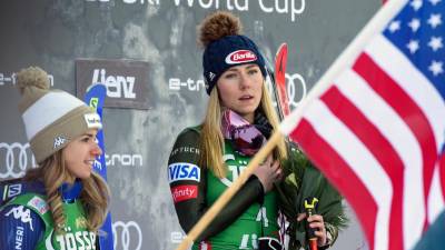 Mata Bassino (levo) in Mikaela Shiffrin na zmagovalnem odru (AP)