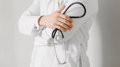 Polovica zdravnikov bi evtanazijo dovolila le v nekaterih pogojih (FREEPIK)