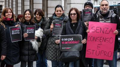 Nasprotniki in nasprotnice novega predloga zakona za redefinicijo spolnega nasilja so protestirali tudi v Trstu